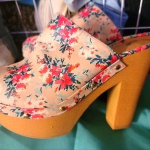 Women's Report Theresa Clogs never worn 7 1/2